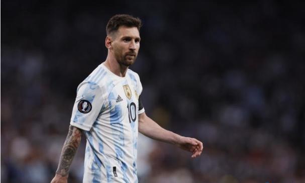 95后村干部秀肌肉卖柿子走红 柿子供不应求